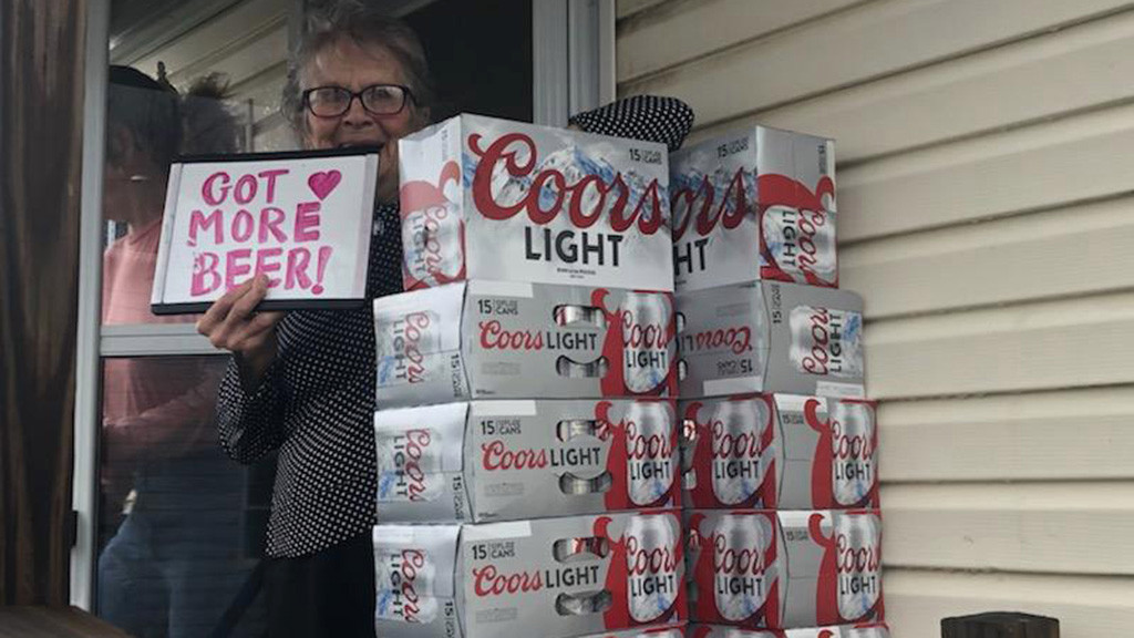 Olive Veronesi recibe 150 latas de cerveza para cuarentena
