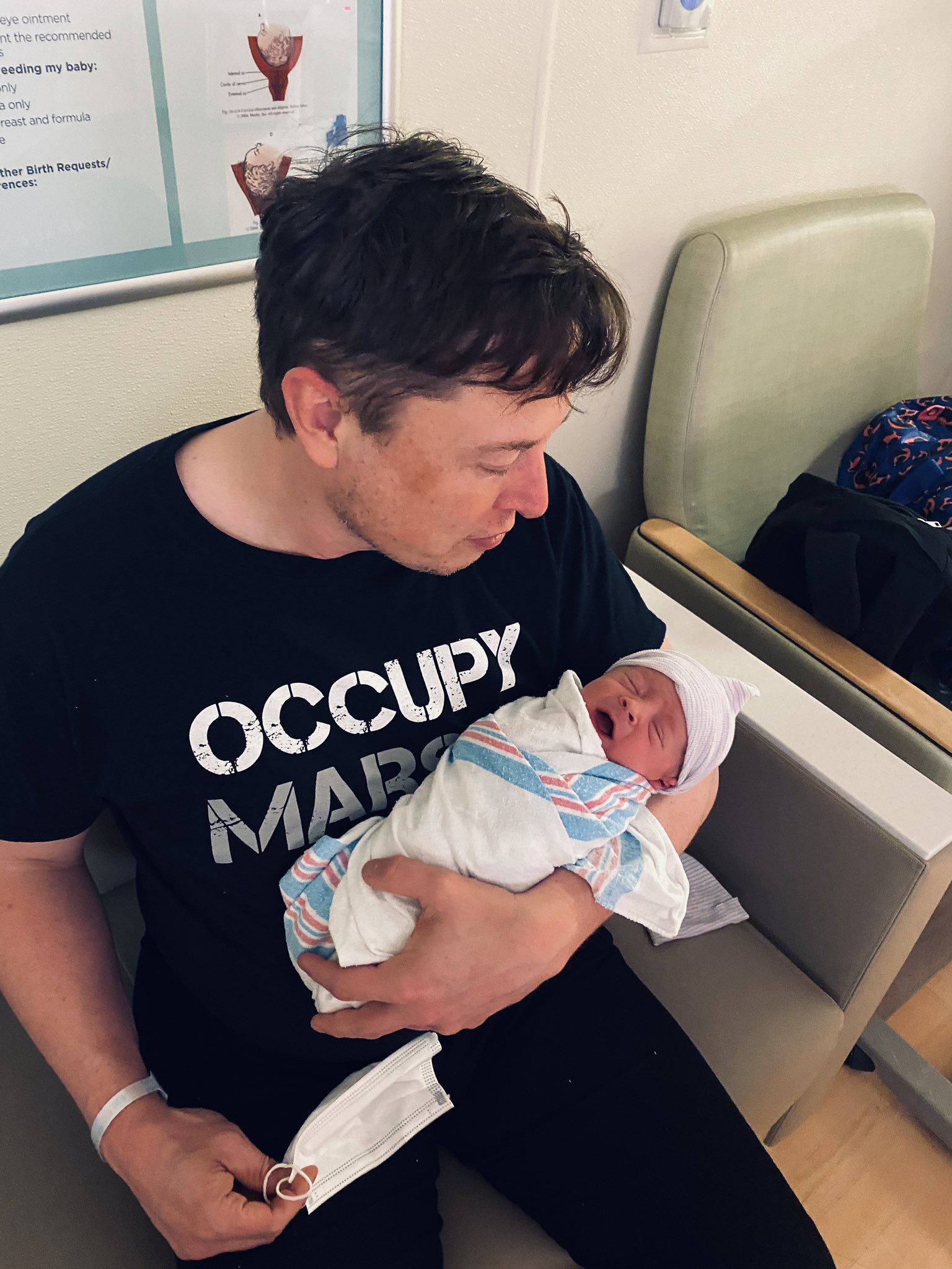 Elon Musk y Grimes revelan el nombre de su hijo: X Æ A -12