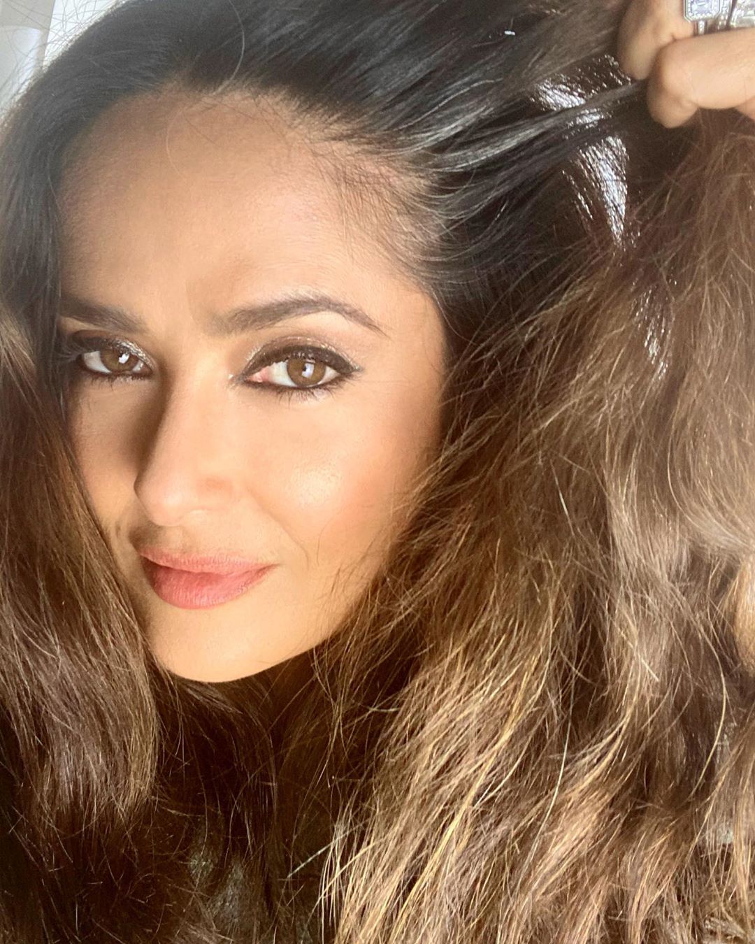 Salma Hayek sorprende con foto de sus canas