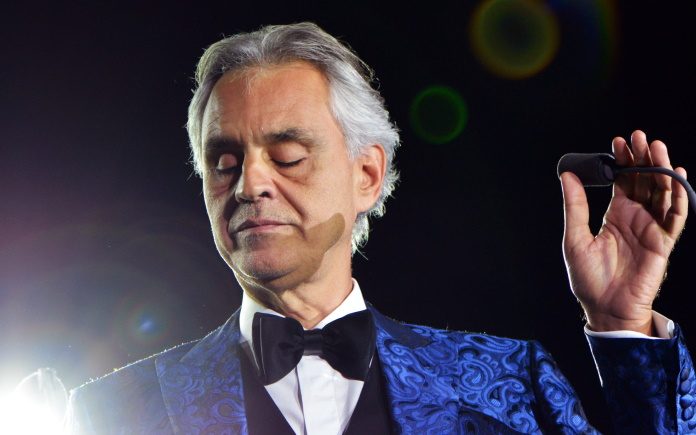 Andrea Bocelli dona su sangre para combatir el coronavirus