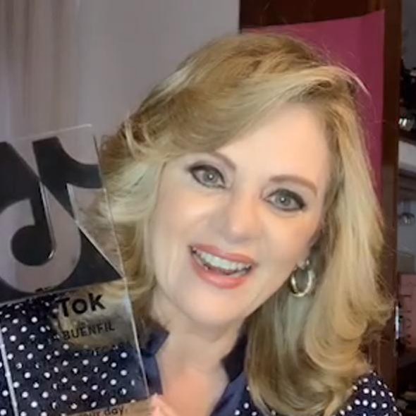 Revelan la supuesta cantidad que Erika Buenfil cobra en TikTok