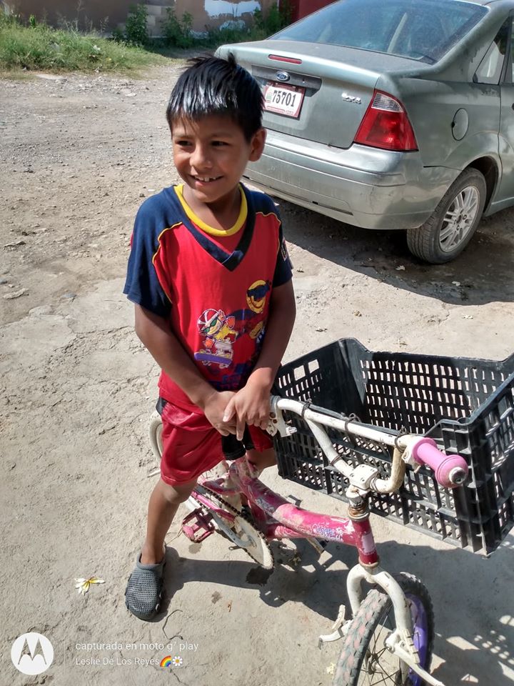 Niño hace mandados por 5 pesos para comprarse una tablet