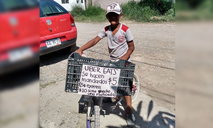 Niño hace mandados por 5 pesos para comprarse una tablet