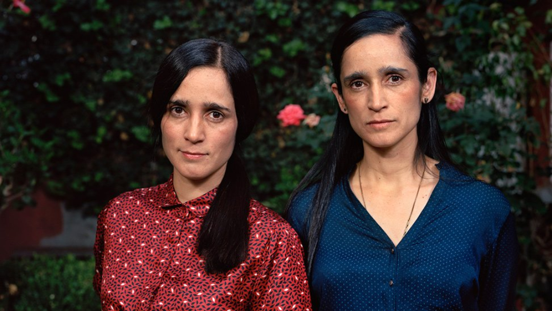 Julieta Venegas y su hermana gemela geran memes por iguales