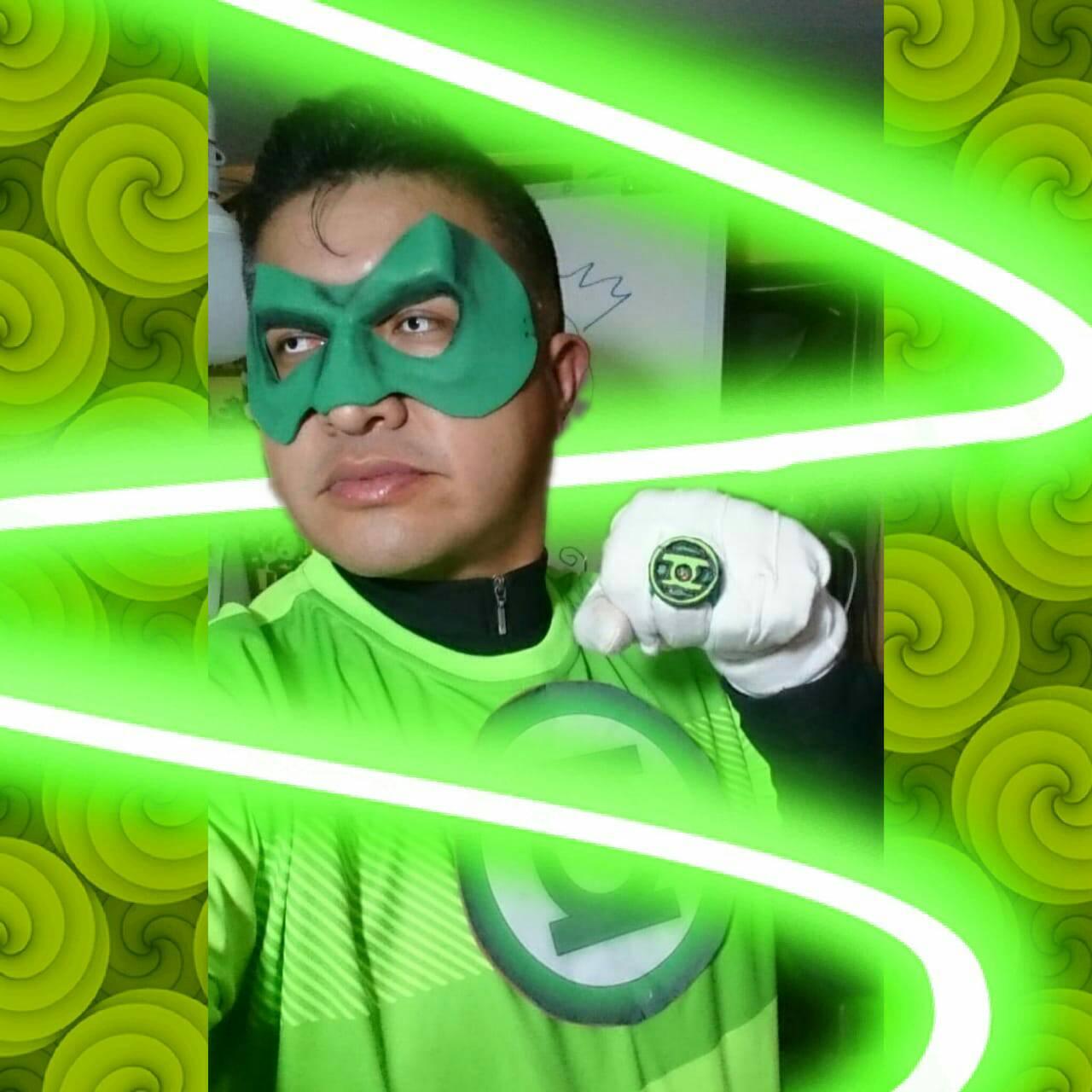Profesor se disfraza de superheroe para dar clase