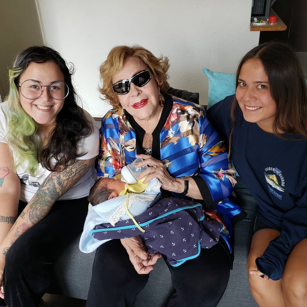 Hijas de Silvia Pinal la felicitan en día de las madres, pero Frida brilla por su ausencia