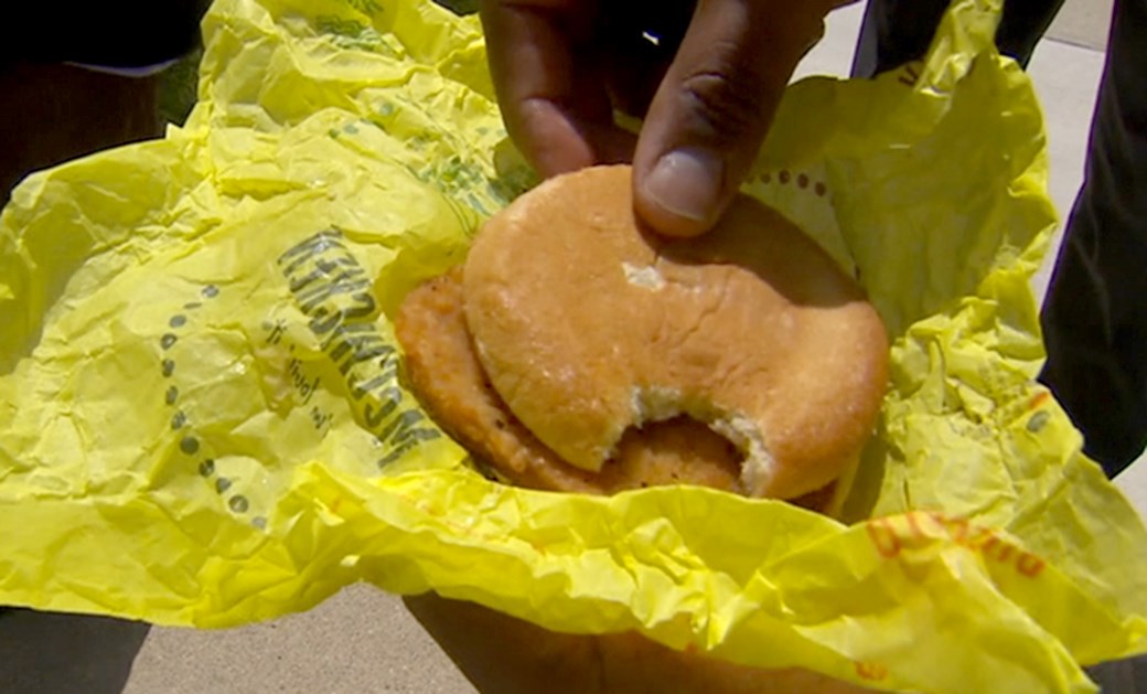 Policía acusa McDonald's d morder su hamburguesa; lo hizo él