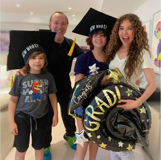 Los hijos de Thalía se gradúan y ella los presume