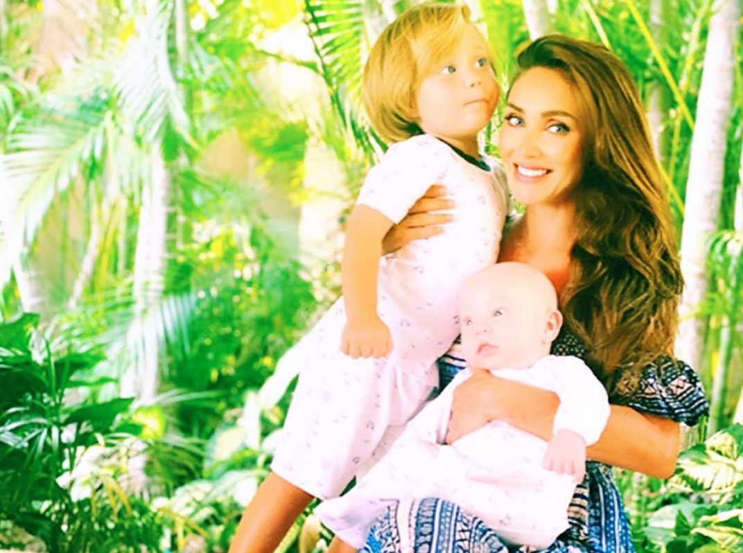 Critican a Manuel Velasco por su aspecto en foto de Anahí con sus hijos