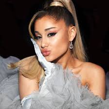Ariana Grande nos presenta a su novio en Instagram