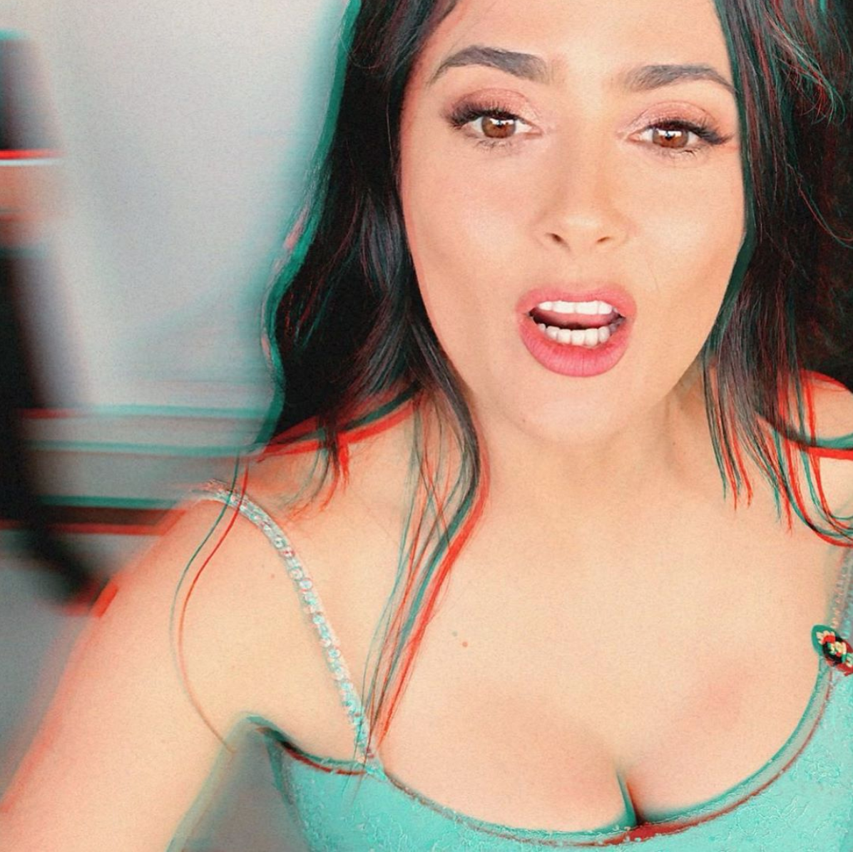 Salma Hayek publica video consiguiendo un litro de leche para su hija