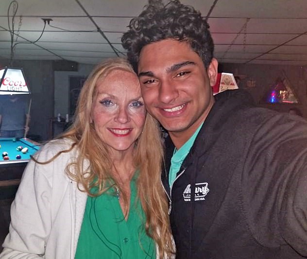 Abuela de 60 años defiende su relación con joven de 21 años