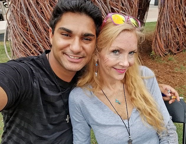Abuela de 60 años defiende su relación con joven de 21 años