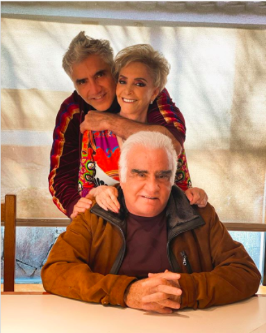 Doña "Cuquita" Fernández cumple años y su esposo e hijos la homenajean