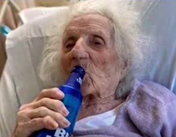 Abuelita 103 años superó covid celebra con cerveza