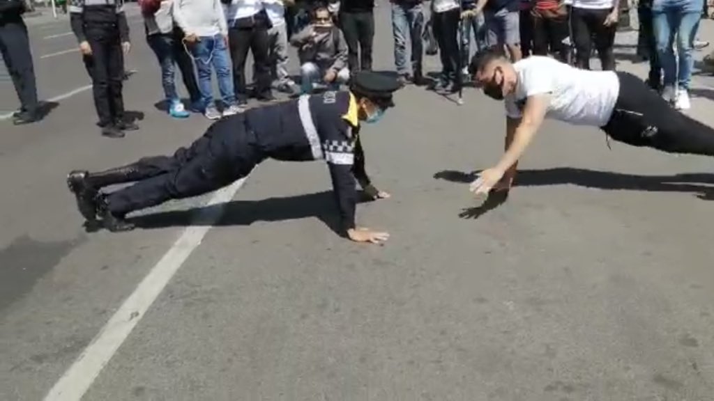 Mamados retan a policía con discapacidad a hacer lagartijas y perdieron