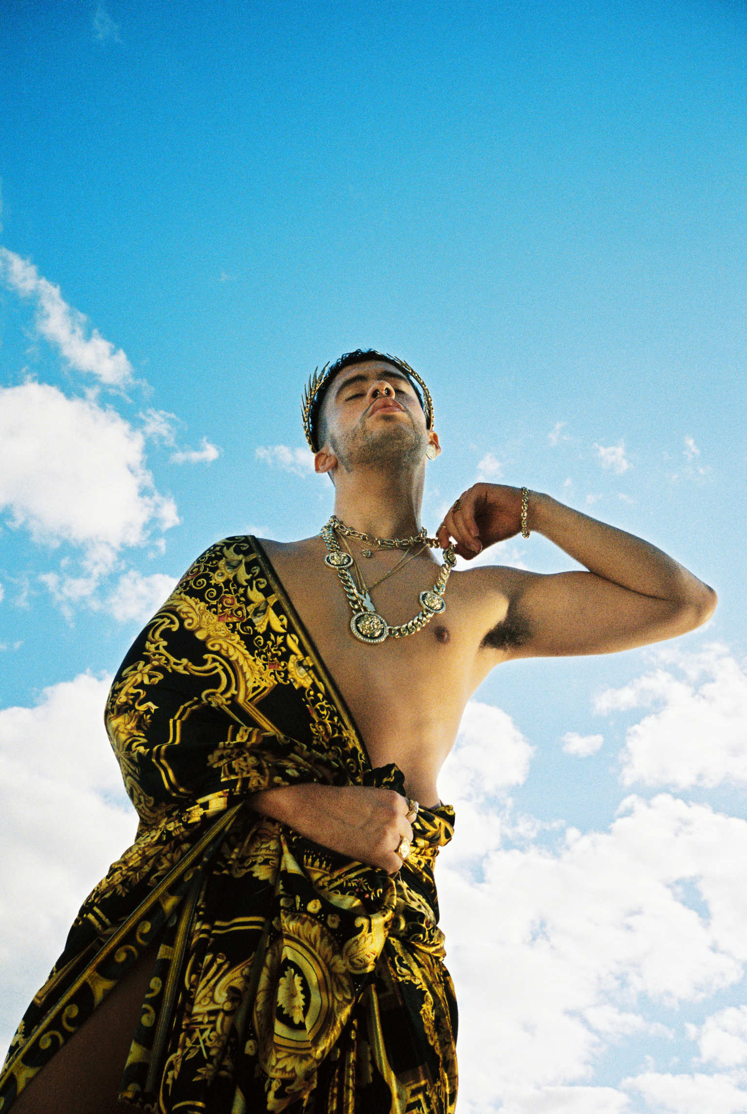 Bad Bunny posa muy sensual para la revista del conejito