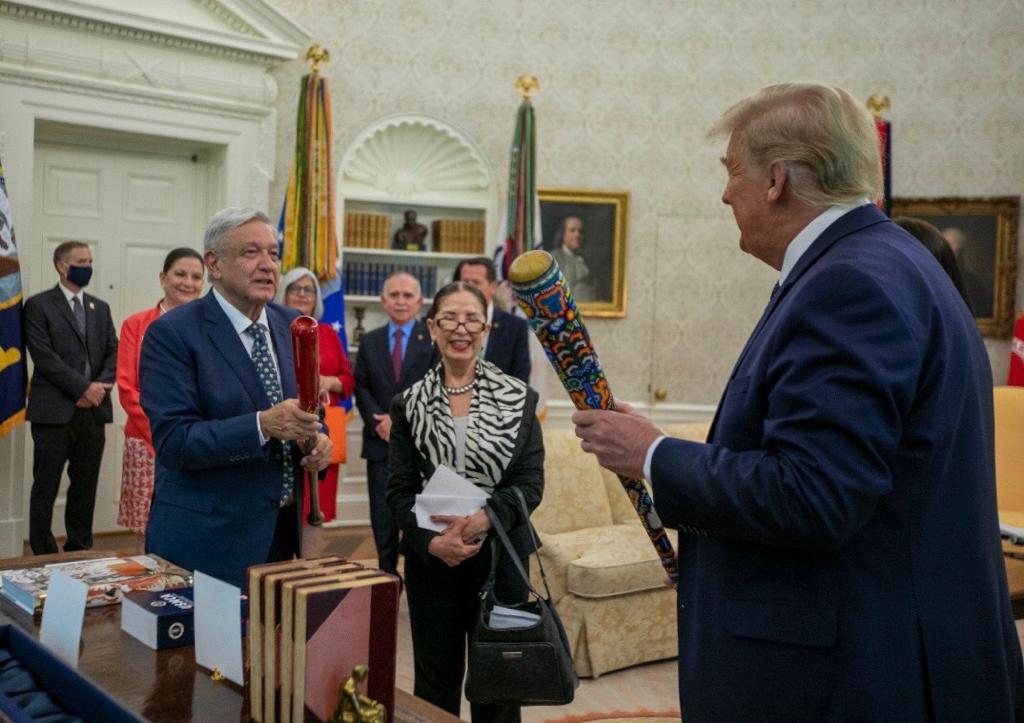 Amlo y Trump intercambian bates de beisbol