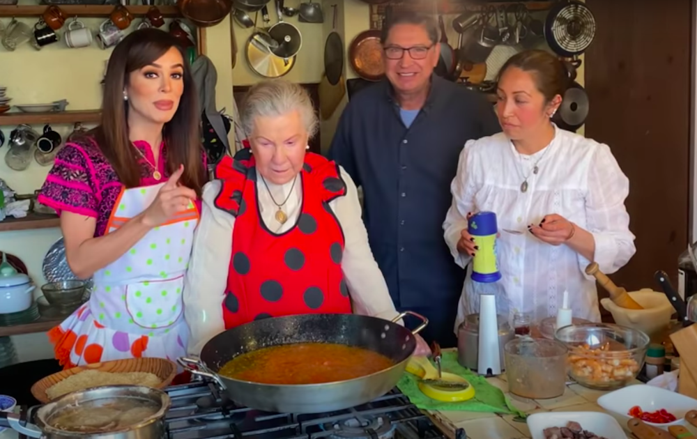 Mamá de Eduardo Capetillo le roba protagonismo a Bibi Gaytán