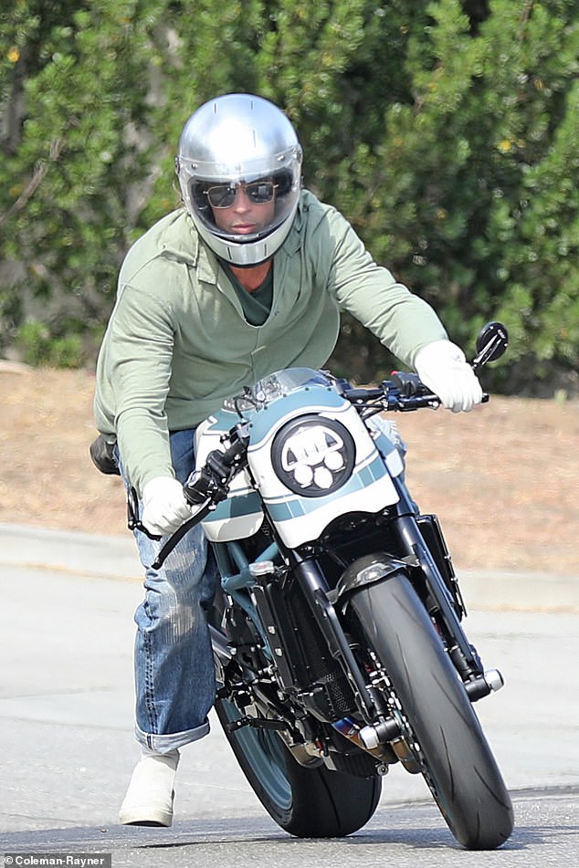 ¿Al fin regresaron? Revelan fotos de Brad Pitt saliendo de casa de Angeliina