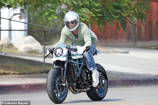 ¿Al fin regresaron? Revelan fotos de Brad Pitt saliendo de casa de Angeliina