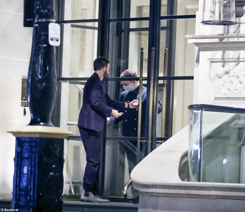 Chris Evans y Lili James fueron captados al entrar al mismo hotel