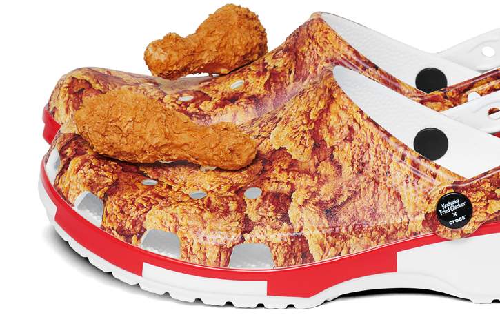 Lanzan zapatos Crocs con forma olor pollo frito