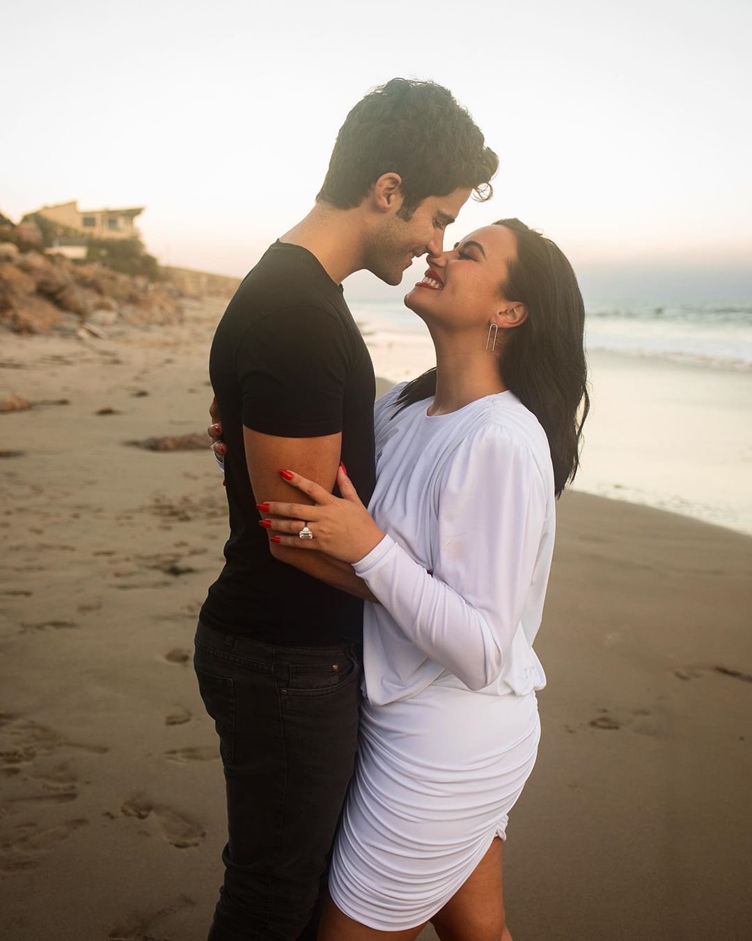 Demi Lovato se casa y anillo compromiso teorÃa: Fotos