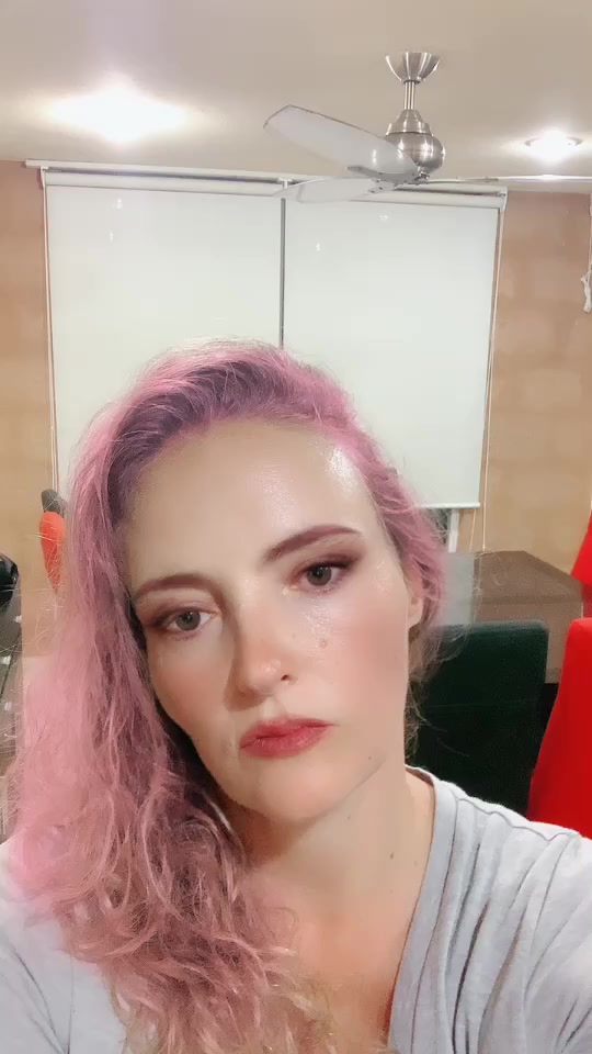 Maestra imita a Paulina Rubio en redes sociales y es despedida