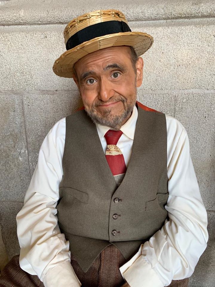 Ã‰dgar Vivar vende saludos por 500 pesos