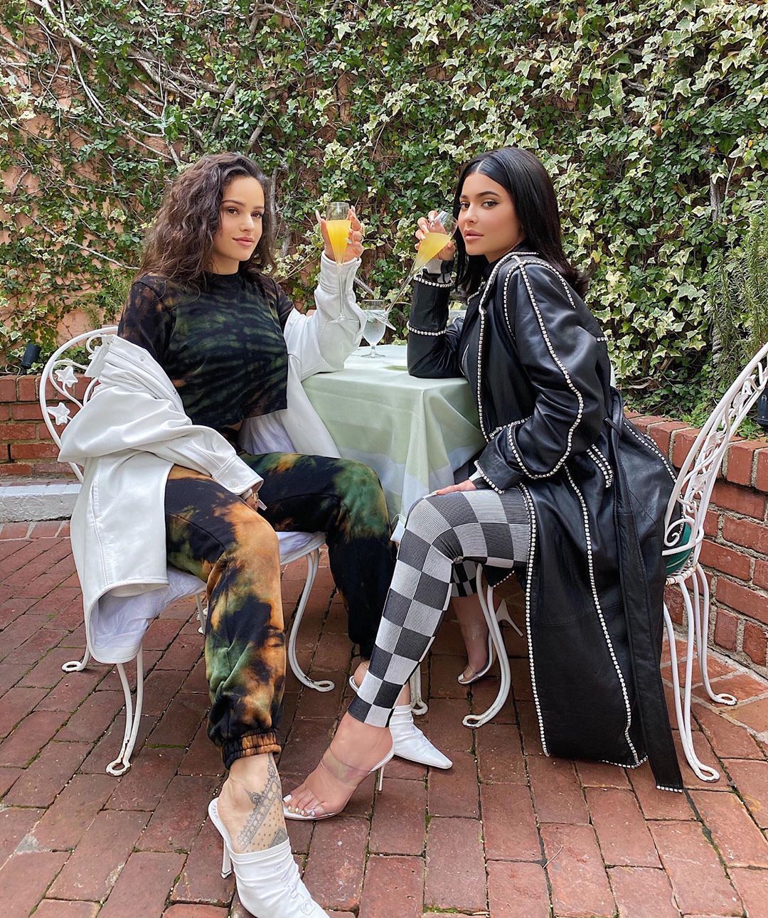 Rosalía le enseña a hablar a español a las Kardashians y parece que aprenden rápido