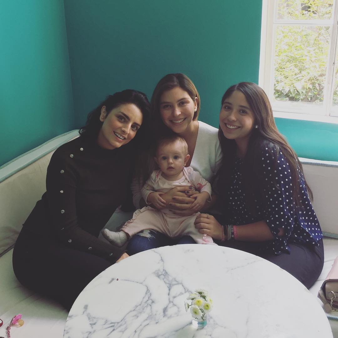 Aislinn-Derbez-hermanas
