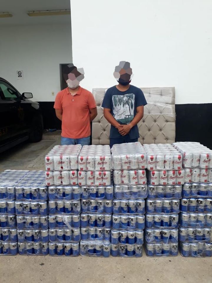 Esconden cerveza en caja de refrigerador; van a la cárcel