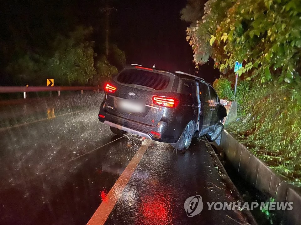 Revelan fotos del accidente automovilístico de integrantes de iKon