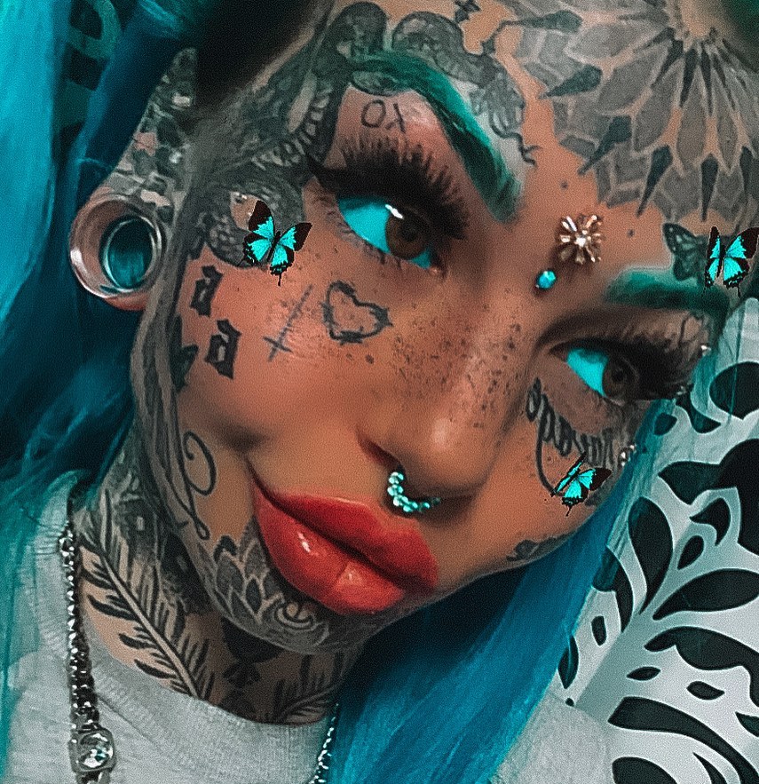Influencer se hace tatuaje en ojos y queda ciega temporal