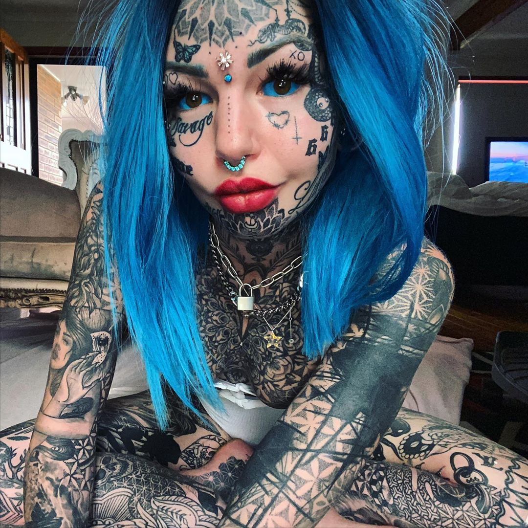 Influencer se hace tatuaje en ojos y queda ciega temporal