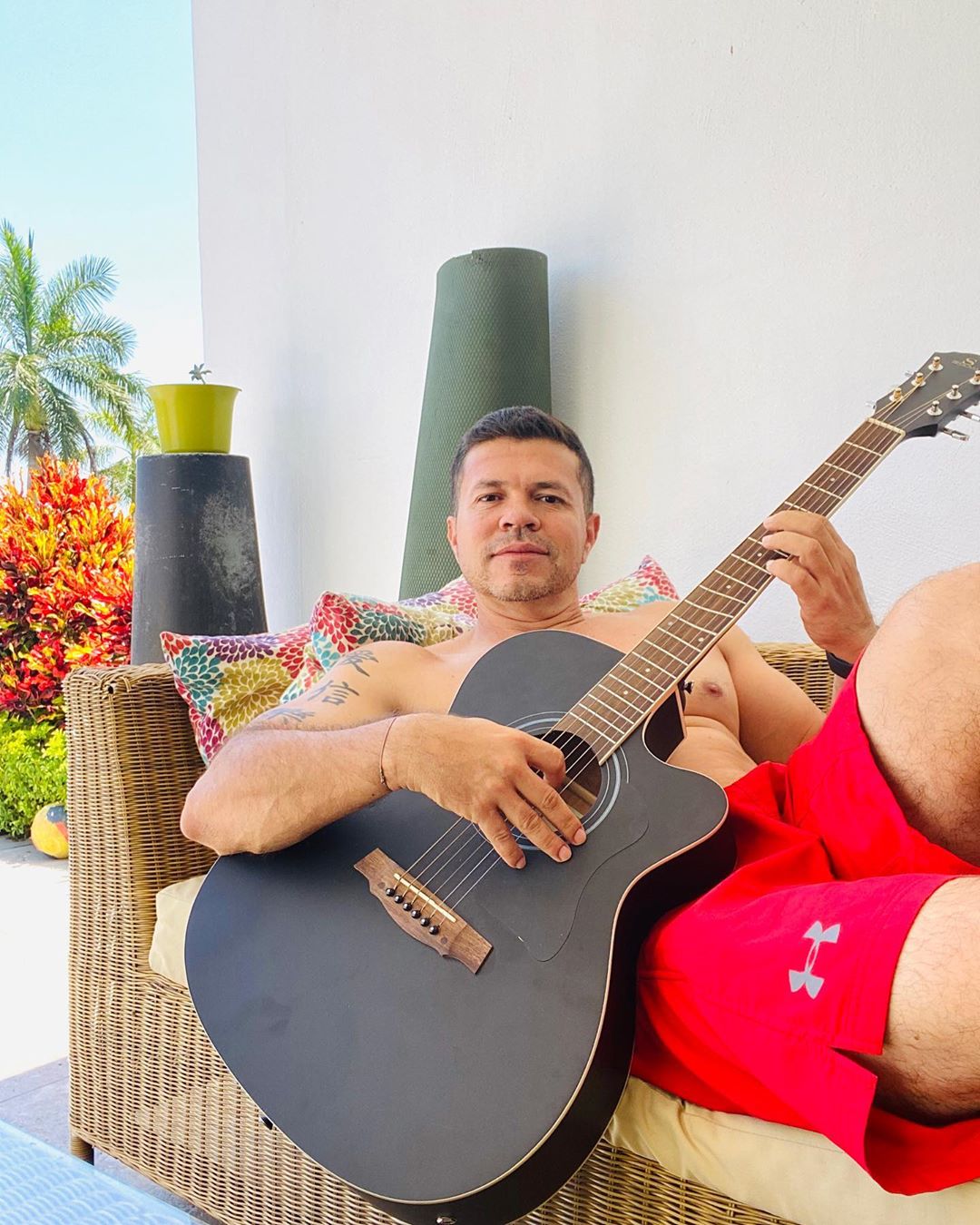 Ex vocalista de La Arrolladora se hace repartidor de comida para sobrevivir a la crisis