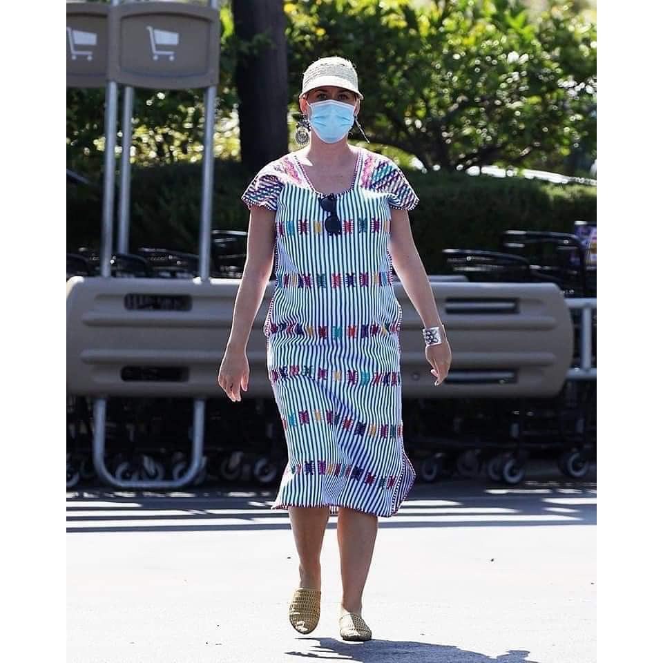 Katy Perry causó polémica al usar vestido mexicano