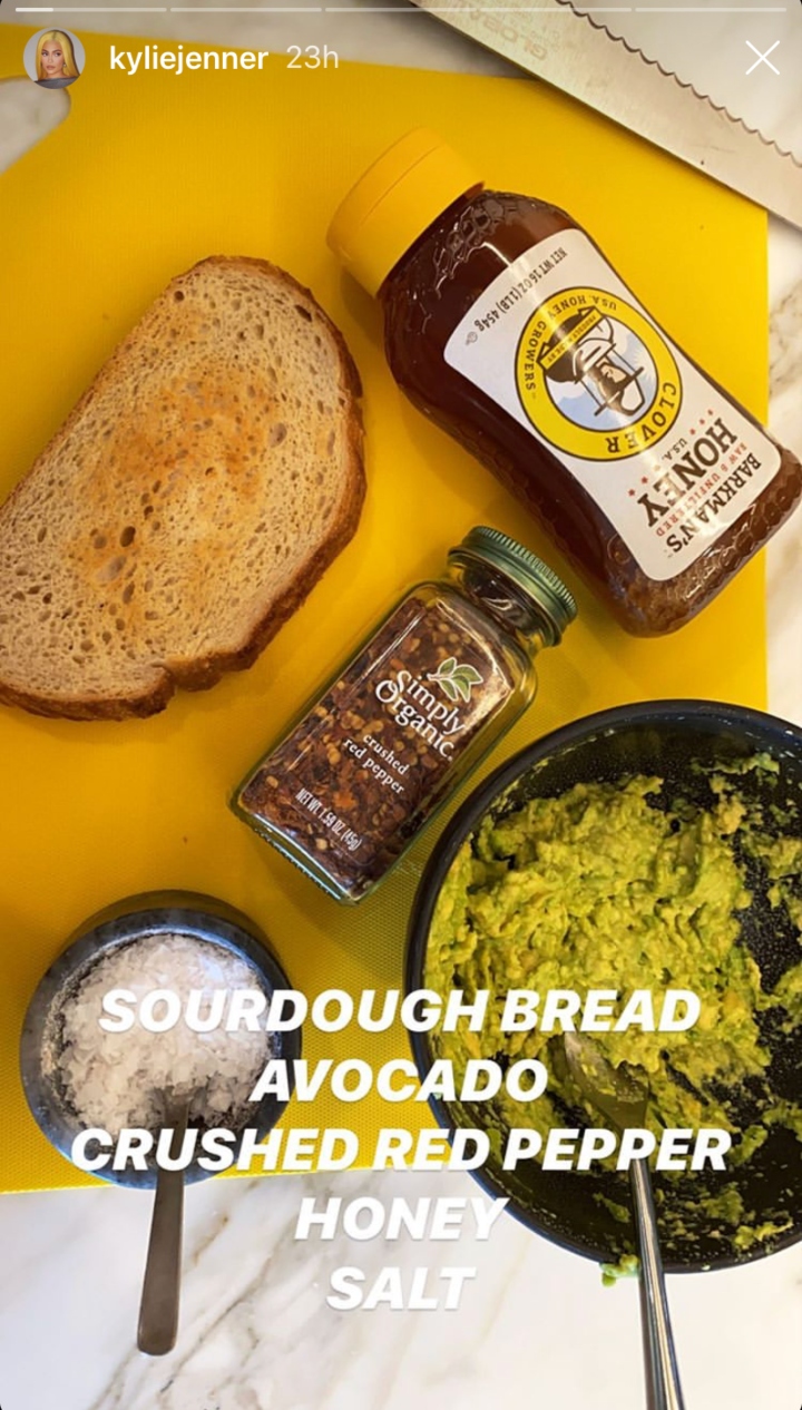 Kylie Jenner nos enseña preparar guacamole sale mal