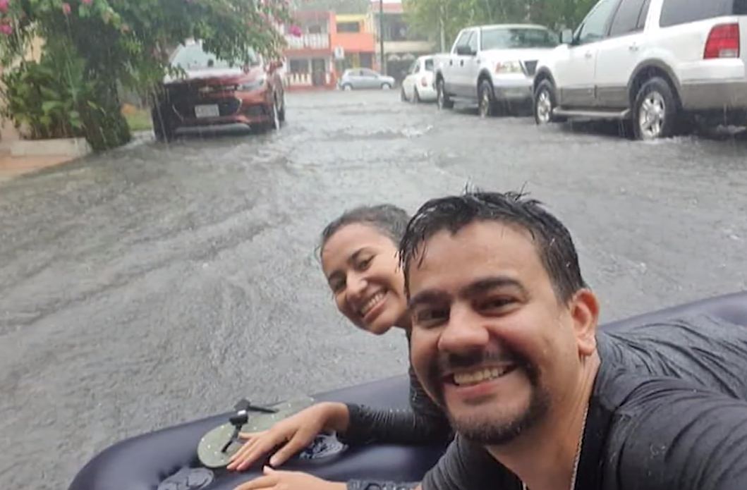 Pareja da paseo sobre colchón inflable en el huracán Hanna