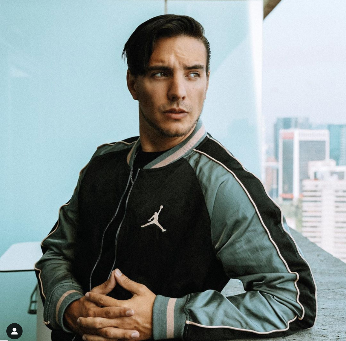 Vadhir Derbez confiesa cómo se lleva con Mauricio Ochmann