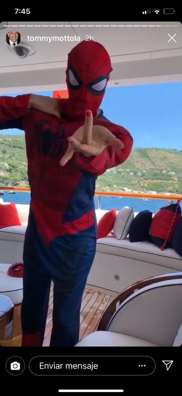 Thalía sufrió un accidente grabando TikToks y se ve doloroso.