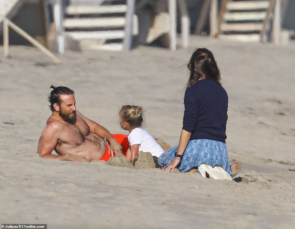 Lágrimas de Lady Gaga: Captan a Bradley Cooper acaramelado con Jennifer Garner en la playa