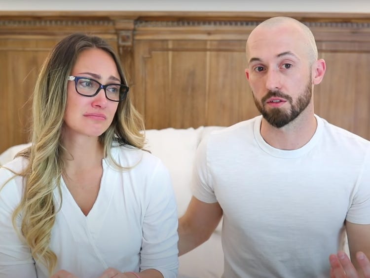 Pareja de Youtubers son severamente criticados luego de regresar a su hijo adoptado