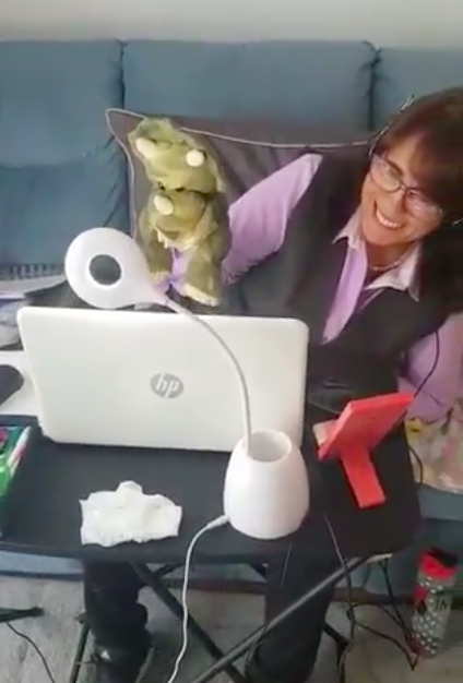 Él es "Dinosabio", la marioneta creada por maestra para sus clases en línea