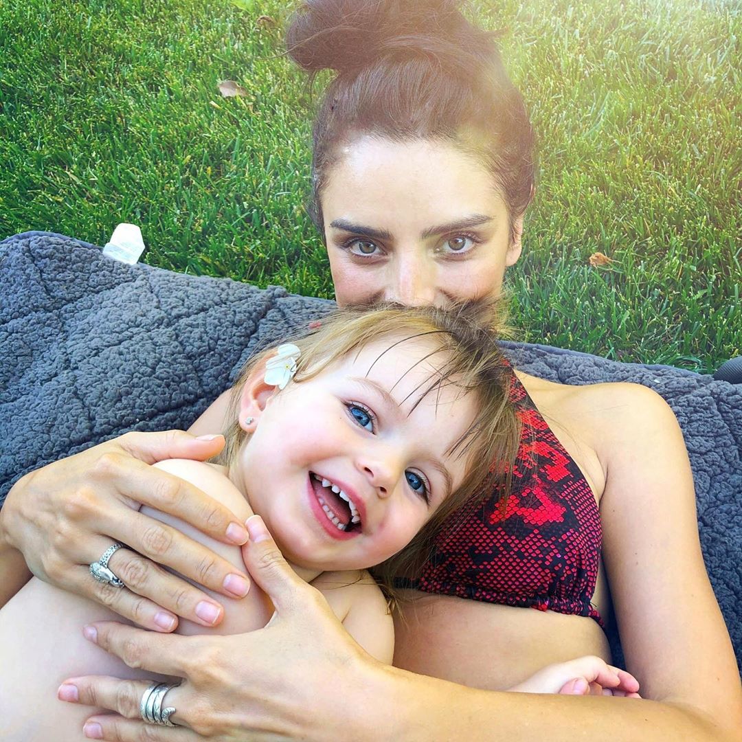 Hija Aislinn Derbez revela mamá triste por Mauricio Ochmann