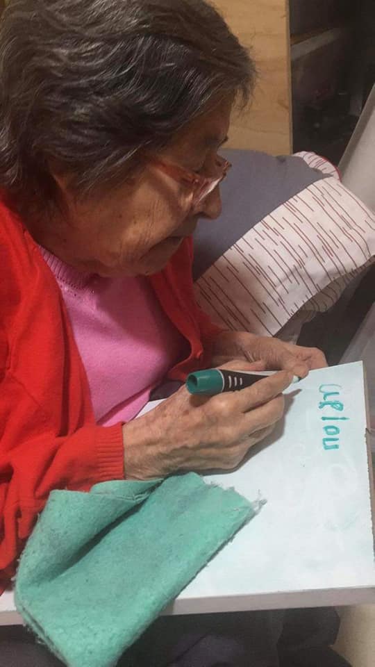 Abuelos toman clases en televisión para terminar estudios