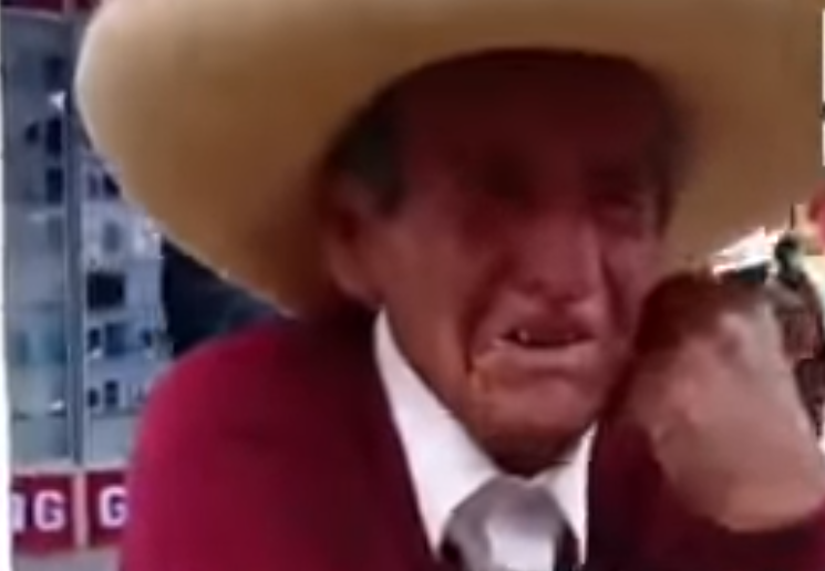 Abuelo llora porque sus hijos le exigen la herencia en vida