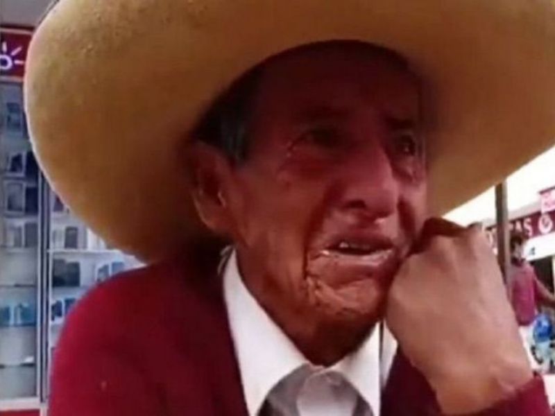 Abuelo llora porque sus hijos le exigen la herencia en vida