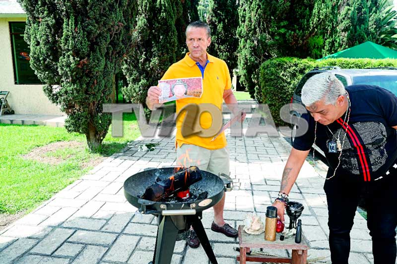Alfredo Adame se hace una limpia contra las malas vibras